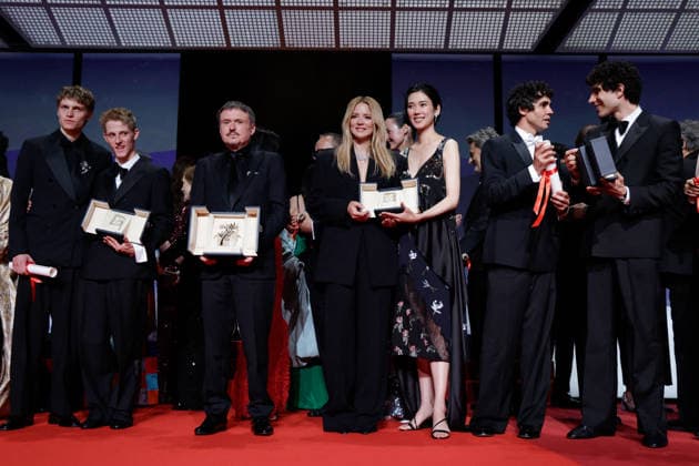 Marie Clémentine Dusabejambo, Emmanuel Macchia, Valentin Campagne, Cristian Mungiu, Tao Okamoto, Virginie Efira, Park Chan wook, Javier Ambrossi , Javier Calvo Cérémonie de clôture du 79ème Festival International du Film de Cannes, le 23 mai 2026 Borde Jacovides Moreau Bestimage Closing ceremony of the 79th Cannes International Film Festival Opening ceremony on May 23, 2026 Cannes France  Copyright: xOLIVIERxBORDEx xBESTIMAGExOLIVIERxBORDEx xBESTIMAGEx