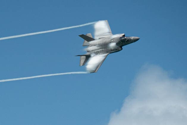 Air show during Memorial Day celebrations and the 250th anniversary of the United States MIAMI BEACH, FLORIDA, UNITED STATES - MAY 23: An F-35 military aircraft performs flight maneuvers during the 2026 Air Show, held as part of the Memorial Day Weekend celebrations and the 250th anniversary of the United States in Miami Beach, Florida, on May 23, 2026. Jesus Olarte Anadolu Florida United States. Editorial use only. Please get in touch for any other usage.  Copyright: x2026xAnadoluxJesusxOlartex