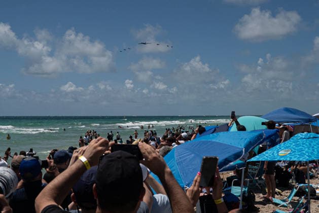 Air show during Memorial Day celebrations and the 250th anniversary of the United States MIAMI BEACH, FLORIDA, UNITED STATES - MAY 23: Event attendees watch military aircraft perform during the 2026 Air Show, held as part of the Memorial Day Weekend celebrations and the 250th anniversary of the United States in Miami Beach, Florida, on May 23, 2026. Jesus Olarte Anadolu Florida United States. Editorial use only. Please get in touch for any other usage.  Copyright: x2026xAnadoluxJesusxOlartex
