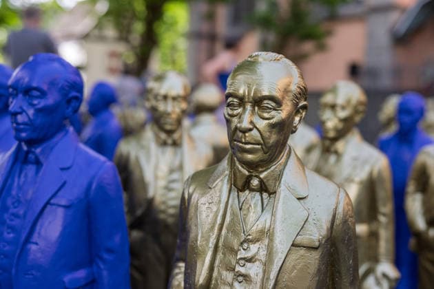 Adenauer-Kunstinstallation in Bad Honnef - 23.05.26. Kunstinstallation des Künstlers Ottmar Hörl mit 200 goldenen und blauen Skulpturen des ersten Bundeskanzlers Konrad Adenauer auf dem Kirchplatz in Bad Honnef. Die Präsentation fand anlässlich des 150. Geburtstags Adenauers statt und war Teil eines Rahmenprogramms mit Straßenmusikfestival in der Innenstadt. Gemeinschaftsprojekt der Stiftung Bundeskanzler-Adenauer-Haus, der Konrad-Adenauer-Stiftung und der Stadt Bad Honnef. Bad Honnef Nordrhein-Westfalen Deutschland *** Adenauer art installation in Bad Honnef 23 05 26 Art installation by artist Ottmar Hörl with 200 gold and blue sculptures of the first Federal Chancellor Konrad Adenauer on the church square in Bad Honnef The presentat Copyright: xMarcxJohnx