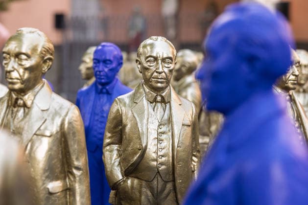 Adenauer-Kunstinstallation in Bad Honnef - 23.05.26. Kunstinstallation des Künstlers Ottmar Hörl mit 200 goldenen und blauen Skulpturen des ersten Bundeskanzlers Konrad Adenauer auf dem Kirchplatz in Bad Honnef. Die Präsentation fand anlässlich des 150. Geburtstags Adenauers statt und war Teil eines Rahmenprogramms mit Straßenmusikfestival in der Innenstadt. Gemeinschaftsprojekt der Stiftung Bundeskanzler-Adenauer-Haus, der Konrad-Adenauer-Stiftung und der Stadt Bad Honnef. Bad Honnef Nordrhein-Westfalen Deutschland *** Adenauer art installation in Bad Honnef 23 05 26 Art installation by artist Ottmar Hörl with 200 gold and blue sculptures of the first Federal Chancellor Konrad Adenauer on the church square in Bad Honnef The presentat Copyright: xMarcxJohnx
