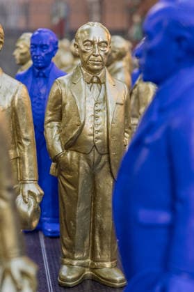 Adenauer-Kunstinstallation in Bad Honnef - 23.05.26. Kunstinstallation des Künstlers Ottmar Hörl mit 200 goldenen und blauen Skulpturen des ersten Bundeskanzlers Konrad Adenauer auf dem Kirchplatz in Bad Honnef. Die Präsentation fand anlässlich des 150. Geburtstags Adenauers statt und war Teil eines Rahmenprogramms mit Straßenmusikfestival in der Innenstadt. Gemeinschaftsprojekt der Stiftung Bundeskanzler-Adenauer-Haus, der Konrad-Adenauer-Stiftung und der Stadt Bad Honnef. Bad Honnef Nordrhein-Westfalen Deutschland *** Adenauer art installation in Bad Honnef 23 05 26 Art installation by artist Ottmar Hörl with 200 gold and blue sculptures of the first Federal Chancellor Konrad Adenauer on the church square in Bad Honnef The presentat Copyright: xMarcxJohnx