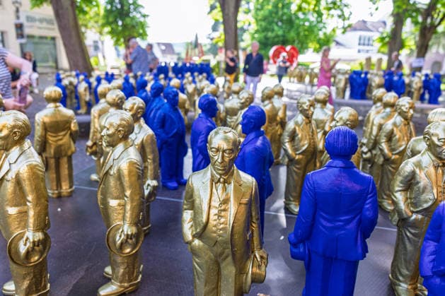 Adenauer-Kunstinstallation in Bad Honnef - 23.05.26. Kunstinstallation des Künstlers Ottmar Hörl mit 200 goldenen und blauen Skulpturen des ersten Bundeskanzlers Konrad Adenauer auf dem Kirchplatz in Bad Honnef. Die Präsentation fand anlässlich des 150. Geburtstags Adenauers statt und war Teil eines Rahmenprogramms mit Straßenmusikfestival in der Innenstadt. Gemeinschaftsprojekt der Stiftung Bundeskanzler-Adenauer-Haus, der Konrad-Adenauer-Stiftung und der Stadt Bad Honnef. Bad Honnef Nordrhein-Westfalen Deutschland *** Adenauer art installation in Bad Honnef 23 05 26 Art installation by artist Ottmar Hörl with 200 gold and blue sculptures of the first Federal Chancellor Konrad Adenauer on the church square in Bad Honnef The presentat Copyright: xMarcxJohnx