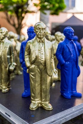 Adenauer-Kunstinstallation in Bad Honnef - 23.05.26. Kunstinstallation des Künstlers Ottmar Hörl mit 200 goldenen und blauen Skulpturen des ersten Bundeskanzlers Konrad Adenauer auf dem Kirchplatz in Bad Honnef. Die Präsentation fand anlässlich des 150. Geburtstags Adenauers statt und war Teil eines Rahmenprogramms mit Straßenmusikfestival in der Innenstadt. Gemeinschaftsprojekt der Stiftung Bundeskanzler-Adenauer-Haus, der Konrad-Adenauer-Stiftung und der Stadt Bad Honnef. Bad Honnef Nordrhein-Westfalen Deutschland *** Adenauer art installation in Bad Honnef 23 05 26 Art installation by artist Ottmar Hörl with 200 gold and blue sculptures of the first Federal Chancellor Konrad Adenauer on the church square in Bad Honnef The presentat Copyright: xMarcxJohnx