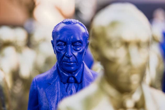 Adenauer-Kunstinstallation in Bad Honnef - 23.05.26. Kunstinstallation des Künstlers Ottmar Hörl mit 200 goldenen und blauen Skulpturen des ersten Bundeskanzlers Konrad Adenauer auf dem Kirchplatz in Bad Honnef. Die Präsentation fand anlässlich des 150. Geburtstags Adenauers statt und war Teil eines Rahmenprogramms mit Straßenmusikfestival in der Innenstadt. Gemeinschaftsprojekt der Stiftung Bundeskanzler-Adenauer-Haus, der Konrad-Adenauer-Stiftung und der Stadt Bad Honnef. Bad Honnef Nordrhein-Westfalen Deutschland *** Adenauer art installation in Bad Honnef 23 05 26 Art installation by artist Ottmar Hörl with 200 gold and blue sculptures of the first Federal Chancellor Konrad Adenauer on the church square in Bad Honnef The presentat Copyright: xMarcxJohnx