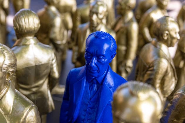 Adenauer-Kunstinstallation in Bad Honnef - 23.05.26. Kunstinstallation des Künstlers Ottmar Hörl mit 200 goldenen und blauen Skulpturen des ersten Bundeskanzlers Konrad Adenauer auf dem Kirchplatz in Bad Honnef. Die Präsentation fand anlässlich des 150. Geburtstags Adenauers statt und war Teil eines Rahmenprogramms mit Straßenmusikfestival in der Innenstadt. Gemeinschaftsprojekt der Stiftung Bundeskanzler-Adenauer-Haus, der Konrad-Adenauer-Stiftung und der Stadt Bad Honnef. Bad Honnef Nordrhein-Westfalen Deutschland *** Adenauer art installation in Bad Honnef 23 05 26 Art installation by artist Ottmar Hörl with 200 gold and blue sculptures of the first Federal Chancellor Konrad Adenauer on the church square in Bad Honnef The presentat Copyright: xMarcxJohnx