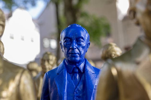 Adenauer-Kunstinstallation in Bad Honnef - 23.05.26. Kunstinstallation des Künstlers Ottmar Hörl mit 200 goldenen und blauen Skulpturen des ersten Bundeskanzlers Konrad Adenauer auf dem Kirchplatz in Bad Honnef. Die Präsentation fand anlässlich des 150. Geburtstags Adenauers statt und war Teil eines Rahmenprogramms mit Straßenmusikfestival in der Innenstadt. Gemeinschaftsprojekt der Stiftung Bundeskanzler-Adenauer-Haus, der Konrad-Adenauer-Stiftung und der Stadt Bad Honnef. Bad Honnef Nordrhein-Westfalen Deutschland *** Adenauer art installation in Bad Honnef 23 05 26 Art installation by artist Ottmar Hörl with 200 gold and blue sculptures of the first Federal Chancellor Konrad Adenauer on the church square in Bad Honnef The presentat Copyright: xMarcxJohnx