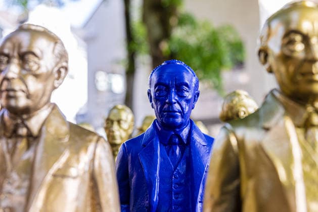 Adenauer-Kunstinstallation in Bad Honnef - 23.05.26. Kunstinstallation des Künstlers Ottmar Hörl mit 200 goldenen und blauen Skulpturen des ersten Bundeskanzlers Konrad Adenauer auf dem Kirchplatz in Bad Honnef. Die Präsentation fand anlässlich des 150. Geburtstags Adenauers statt und war Teil eines Rahmenprogramms mit Straßenmusikfestival in der Innenstadt. Gemeinschaftsprojekt der Stiftung Bundeskanzler-Adenauer-Haus, der Konrad-Adenauer-Stiftung und der Stadt Bad Honnef. Bad Honnef Nordrhein-Westfalen Deutschland *** Adenauer art installation in Bad Honnef 23 05 26 Art installation by artist Ottmar Hörl with 200 gold and blue sculptures of the first Federal Chancellor Konrad Adenauer on the church square in Bad Honnef The presentat Copyright: xMarcxJohnx