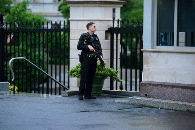 May 23, 2026, Washington, District Of Columbia, USA: US Secret Service officers respond following reports of alleged gun fire near the White House in Washington, DC, US, on Saturday, May 23, 2026. A man was shot by US Secret Service agents near the White House on Saturday after he opened fire with a handgun, according to a person familiar with the matter Washington USA  - ZUMAs152 20260523_faa_s152_002 Copyright: xAaronxSchwartzx-xPoolxviaxCNPx