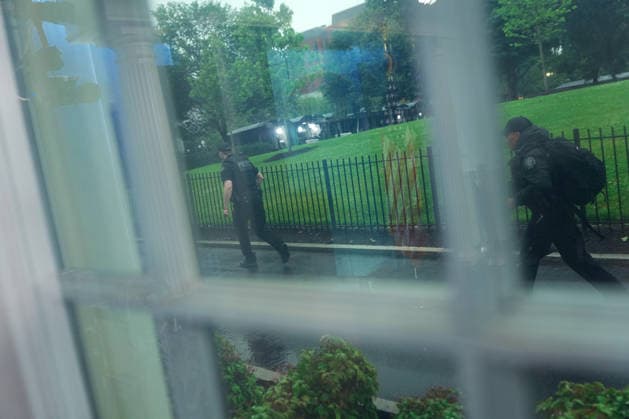 May 23, 2026, Washington, District Of Columbia, USA: US Secret Service officers respond following reports of alleged gun fire near the White House in Washington, DC, US, on Saturday, May 23, 2026. A man was shot by US Secret Service agents near the White House on Saturday after he opened fire with a handgun, according to a person familiar with the matter Washington USA  - ZUMAs152 20260523_faa_s152_010 Copyright: xAaronxSchwartzx-xPoolxviaxCNPx