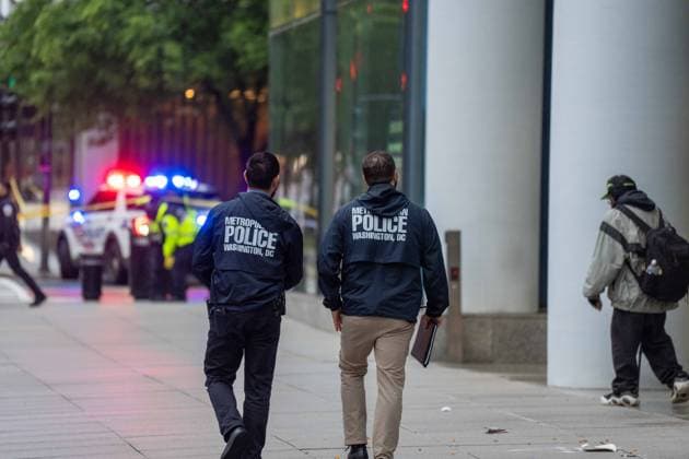 May 23, 2026, Washington, District Of Columbia, USA: Metropolitan Police Department officers search for additional evidence around the scene of a reported shooting near the White House. Two people are in critical condition after being shot in an encounter with Secret Service near the White House on Saturday, according to a law enforcement official. Washington USA  - ZUMAs365 20260523_znp_s365_001 Copyright: xJoeyxSussmanx