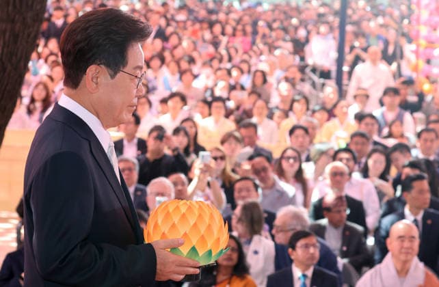 Lee participates in Buddha s birthday event Lee participates in Buddha s birthday event President Lee Jae Myung holds a lantern during a celebration marking Buddha s birthday at Jogye Temple in central Seoul on May 24, 2026. (Pool photo) (Yonhap) 2026-05-24 11:10:39 < 1980-2026 YONHAPNEWS AGENCY. .> ¼­¿ïÆ¯º°½Ã EDITORIAL USE ONLY  Copyright: xx PYH2026052402640032000 YonhapxNewsx yonphotos252585