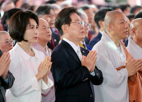 Lee participates in Buddha s birthday event Lee participates in Buddha s birthday event President Lee Jae Myung (C) and first lady Kim Hea Kyung (L) put their palms together during a celebration marking Buddha s birthday at Jogye Temple in central Seoul on May 24, 2026. (Pool photo)(Yonhap) 2026-05-24 11:10:22 < 1980-2026 YONHAPNEWS AGENCY. .> ¼­¿ïÆ¯º°½Ã EDITORIAL USE ONLY  Copyright: xx PYH2026052402620032000 YonhapxNewsx yonphotos252587