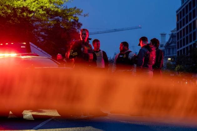 May 23, 2026, Washington, District Of Columbia, USA: Federal agents stand blocking the street after a shooting occurred next to the White House. Washington USA - ZUMAs365 20260523_znp_s365_012 Copyright: xJoeyxSussmanx