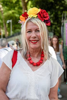 Chelsea Flower Show Last Day Sell Off in London, UK - 23 May 2026 A visitor to the last day of the RHS Chelsea Flower Show stands wearing a red and yellow head dress. Members of the public leave the Chelsea Flower Show carrying flowers, plants, and garden ornaments purchased from the exhibition displays on the event’s final day. As the famous horticultural showcase drew to a close, visitors were seen transporting blooms, shrubs and decorative items through the streets of Chelsea after buying pieces from the award-winning gardens and floral exhibits. London United Kingdom Copyright: xJamesxWilloughbyx xSOPAxImagesx JWILLOUGHBY_2771