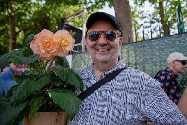 Chelsea Flower Show Last Day Sell Off in London, UK - 23 May 2026 A visitor to the last day of the RHS Chelsea Flower Show stands holding an orange flowering plant. Members of the public leave the Chelsea Flower Show carrying flowers, plants, and garden ornaments purchased from the exhibition displays on the event’s final day. As the famous horticultural showcase drew to a close, visitors were seen transporting blooms, shrubs and decorative items through the streets of Chelsea after buying pieces from the award-winning gardens and floral exhibits. London United Kingdom Copyright: xJamesxWilloughbyx xSOPAxImagesx JWILLOUGHBY_2779