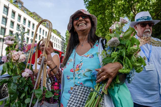 Chelsea Flower Show Last Day Sell Off in London, UK - 23 May 2026 A visitor to the last day of the RHS Chelsea Flower Show stands holding a flower display. Members of the public leave the Chelsea Flower Show carrying flowers, plants, and garden ornaments purchased from the exhibition displays on the event’s final day. As the famous horticultural showcase drew to a close, visitors were seen transporting blooms, shrubs and decorative items through the streets of Chelsea after buying pieces from the award-winning gardens and floral exhibits. London United Kingdom Copyright: xJamesxWilloughbyx xSOPAxImagesx JWILLOUGHBY_2785