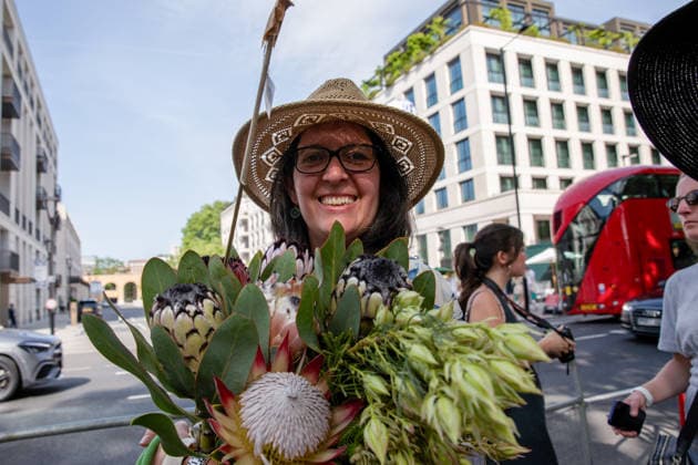 May 23, 2026, London, United Kingdom: A visitor to the last day of the RHS Chelsea Flower Show stands holding a flower display. Members of the public leave the Chelsea Flower Show carrying flowers, plants, and garden ornaments purchased from the exhibition displays on the event™s final day. As the famous horticultural showcase drew to a close, visitors were seen transporting blooms, shrubs and decorative items through the streets of Chelsea after buying pieces from the award-winning gardens and floral exhibits. London United Kingdom - ZUMAs197 20260523_aaa_s197_518 Copyright: xJamesxWilloughbyx