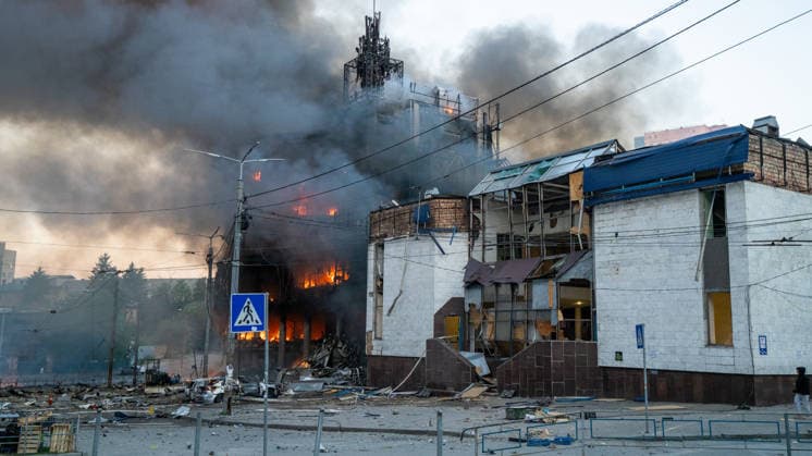 News Bilder des Tages Russia targets Ukrainian capital Kyiv with ballistic missiles KYIV, UKRAINE - MAY 24: A view of damage and destruction after Russia targeted the Ukrainian capital of Kyiv with a series of ballistic missile strikes on Sunday, May 24, 2026 in Kyiv, Ukraine. According to local sources, residents heard heavy explosions across the city as air defense systems engaged incoming targets. Authorities urged citizens to remain in shelters during the ongoing bombardment. Arif Murat Kayacan Anadolu Kyiv Ukraine. Editorial use only. Please get in touch for any other usage.  Copyright: x2026xAnadoluxArifxMuratxKayacanx