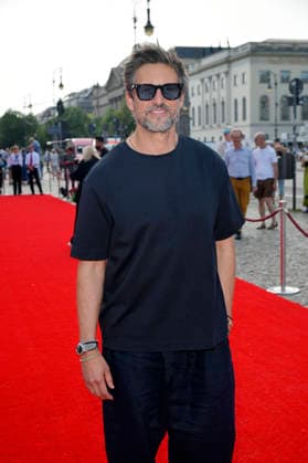 Tom Beck beim BMW X Staatsoper Unter den Linden Event Staatsoper für alle 2026 mit der Live-Übertragung von Nabucco auf dem Bebelplatz. Berlin, 23.05.2026 *** Tom Beck at the BMW X Staatsoper Unter den Linden event Staatsoper für alle 2026 with the live broadcast of Nabucco on Bebelplatz Berlin, 23 05 2026 Foto:xM.xBehrensx xFuturexImagex staatsoper_6505