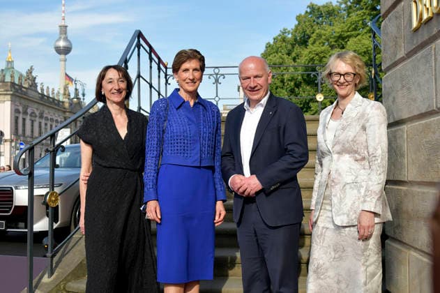 Elisabeth Sobotka, Ilka Horstmeier, Kai Wegner und Nina Englert beim BMW X Staatsoper Unter den Linden Event Staatsoper für alle 2026 mit der Live-Übertragung von Nabucco auf dem Bebelplatz. Berlin, 23.05.2026 *** Elisabeth Sobotka, Ilka Horstmeier, Kai Wegner and Nina Englert at the BMW X Staatsoper Unter den Linden event Staatsoper für alle 2026 with the live broadcast of Nabucco on Bebelplatz Berlin, 23 05 2026 Foto:xM.xBehrensx xFuturexImagex staatsoper_6574