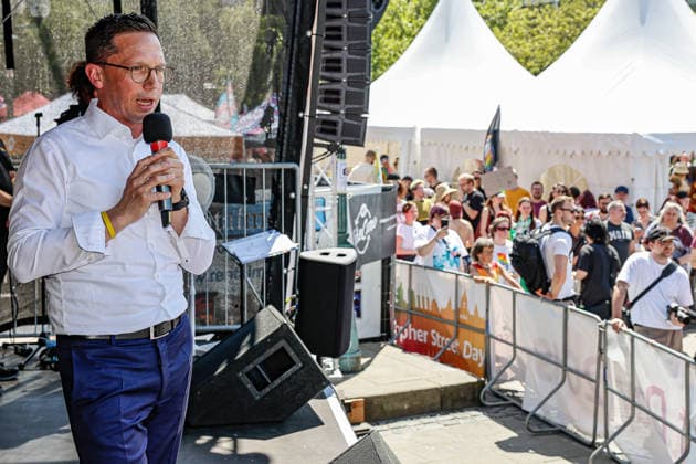 CSD Hannover 2026 - Motto: Wir schreiben Zukunft: Gleichberechtigt. Selbstbestimmt. Queer. Rede Falko Mohrs (SPD); Niedersächsischer Minister für Wissenschaft und Kultur; Hannover Opernplatz, Bühne Niedersachsen, Region Hannover Germany *** CSD Hannover 2026 Motto We write the future Equal rights Self-determined Queer Speech Falko Mohrs SPD Lower Saxony Minister for Science and Culture Hannover Opernplatz, Stage Lower Saxony, Hannover Region Germany