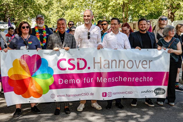 CSD Hannover 2026 - Motto: Wir schreiben Zukunft: Gleichberechtigt. Selbstbestimmt. Queer. Führen die Demonstration an (v.l.n.r.): Nadine Rochlitzer, Vorstand Andersraum e.V., Michel Friedman, Publizist und Talkmaster; Belit Onay (Bündnis90 Die Grünen), Oberbürgermeister der Landeshauptstadt Hannover; Falko Mohrs (SPD), Niedersächsischer Minister für Wissenschaft und Kultur Hannover Georgsstraße Niedersachsen, Region Hannover Germany *** CSD Hannover 2026 Motto We are writing the future Equal Rights Self-determined Queer Leading the demonstration from left to right Nadine Rochlitzer, Board Andersraum e V , Michel Friedman, publicist and talk show host Belit Onay Bündnis90 Die Grünen , Lord Mayor of the State Capital Hannover Falko Mo