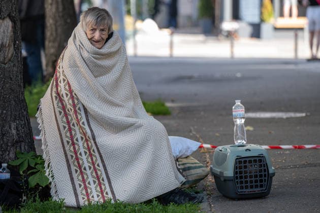 News Bilder des Tages 2 killed and 56 wounded in a Russian airstrike on Kyiv KYIV, UKRAINE - MAY 24: An elderly woman is seen at the site of a Russian airstrike in Kyiv, Ukraine on May 24, 2026. 2 people were reported to be killed and 56 were wounded. Danylo Antoniuk Anadolu Kyiv Ukraine. Editorial use only. Please get in touch for any other usage.  Copyright: x2026xAnadoluxDanyloxAntoniukx
