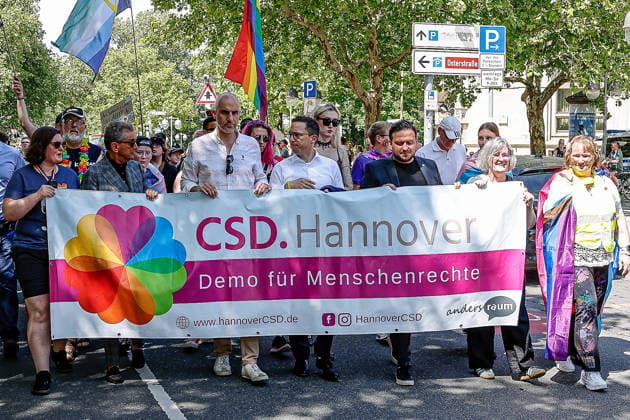 CSD Hannover 2026 - Motto: Wir schreiben Zukunft: Gleichberechtigt. Selbstbestimmt. Queer. Führen die Demonstration an (v.l.n.r.): Nadine Rochlitzer, Vorstand Andersraum e.V., Michel Friedman, Publizist und Talkmaster; Belit Onay (Bündnis90 Die Grünen), Oberbürgermeister der Landeshauptstadt Hannover; Falko Mohrs (SPD), Niedersächsischer Minister für Wissenschaft und Kultur Hannover Georgsstraße Niedersachsen, Region Hannover Germany *** CSD Hannover 2026 Motto We are writing the future Equal Rights Self-determined Queer Leading the demonstration from left to right Nadine Rochlitzer, Board Andersraum e V , Michel Friedman, publicist and talk show host Belit Onay Bündnis90 Die Grünen , Lord Mayor of the State Capital Hannover Falko Mo