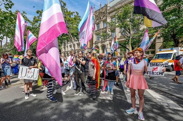 CSD Hannover 2026 - Motto: Wir schreiben Zukunft: Gleichberechtigt. Selbstbestimmt. Queer. Teilnehmende des CSD Hannover 2026 Hannover Georgsstraße Niedersachsen, Region Hannover Germany *** CSD Hannover 2026 Motto We are writing the future Equal rights Self-determined Queer Participants of CSD Hannover 2026 Hannover Georgsstraße Lower Saxony, Hannover Region Germany