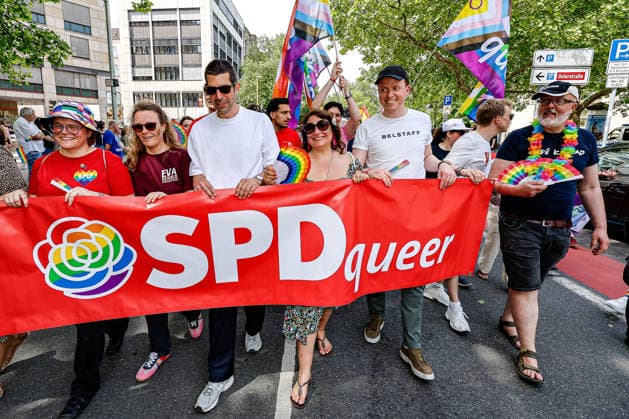 CSD Hannover 2026 - Motto: Wir schreiben Zukunft: Gleichberechtigt. Selbstbestimmt. Queer. Nehmen an der Demonstration tei, (2. v.r.) Adis AhmetoviÄ‡, (SPD), Bundestagsabgeordneter, (4. v.r.) Axel von der Ohe (SPD), Erster Stadtrat der Landeshauptstadt Hannover Hannover Georgsstraße Niedersachsen, Region Hannover Germany *** CSD Hannover 2026 Motto We write the future Equal rights Self-determined Queer Participate in the demonstration, 2 v r Adis AhmetoviÄ‡, SPD , Member of the Bundestag, 4 v r Axel von der Ohe SPD , First City Councillor of the State Capital Hannover Hannover Georgsstraße Lower Saxony, Hannover Region Germany