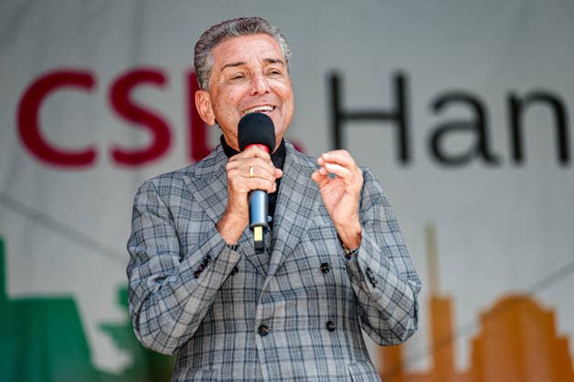 CSD Hannover 2026 - Motto: Wir schreiben Zukunft: Gleichberechtigt. Selbstbestimmt. Queer. Rede von Michel Friedman, Publizist und Talkmaster auf dem Opernplatz. Hannover Opernplatz, Bühne Niedersachsen, Region Hannover Germany *** CSD Hannover 2026 Motto We write the future Equal rights Self-determined Queer Speech by Michel Friedman, publicist and talk show host on the Opera Square Hannover Opera Square, Stage Lower Saxony, Hannover Region Germany