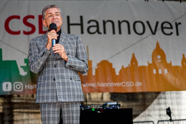CSD Hannover 2026 - Motto: Wir schreiben Zukunft: Gleichberechtigt. Selbstbestimmt. Queer. Rede von Michel Friedman, Publizist und Talkmaster auf dem Opernplatz. Hannover Opernplatz, Bühne Niedersachsen, Region Hannover Germany *** CSD Hannover 2026 Motto We write the future Equal rights Self-determined Queer Speech by Michel Friedman, publicist and talk show host on the Opera Square Hannover Opera Square, Stage Lower Saxony, Hannover Region Germany