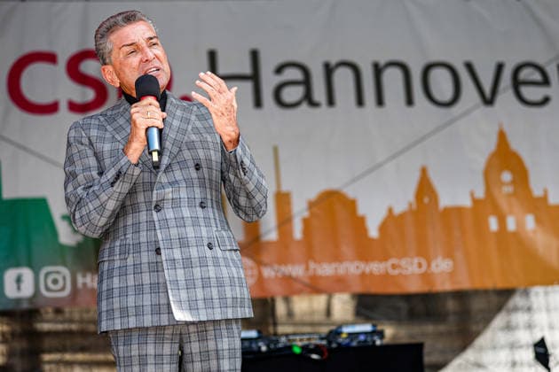 CSD Hannover 2026 - Motto: Wir schreiben Zukunft: Gleichberechtigt. Selbstbestimmt. Queer. Rede von Michel Friedman, Publizist und Talkmaster auf dem Opernplatz. Hannover Opernplatz, Bühne Niedersachsen, Region Hannover Germany *** CSD Hannover 2026 Motto We write the future Equal rights Self-determined Queer Speech by Michel Friedman, publicist and talk show host on the Opera Square Hannover Opera Square, Stage Lower Saxony, Hannover Region Germany