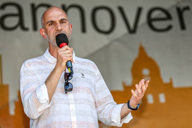 CSD Hannover 2026 - Motto: Wir schreiben Zukunft: Gleichberechtigt. Selbstbestimmt. Queer. Rede von Belit Onay (Bündnis90 Die Grünen), Oberbürgermeister der Landeshauptstadt Hannover auf dem Opernplatz. Hannover Opernplatz, Bühne Niedersachsen, Region Hannover Germany *** CSD Hannover 2026 Motto We are writing the future Equal Rights Self-determined Queer Speech by Belit Onay Bündnis90 Die Grünen , Lord Mayor of the State Capital Hannover on the Opera Square Hannover Opera Square, Stage Lower Saxony, Hannover Region Germany