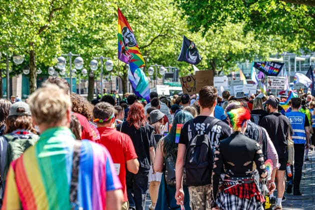 CSD Hannover 2026 - Motto: Wir schreiben Zukunft: Gleichberechtigt. Selbstbestimmt. Queer. Teilnehmende gehen auf der Georgsstraße in Richtung Ägiedientorplatz Hannover Georgsstraße Niedersachsen, Region Hannover Germany *** CSD Hannover 2026 Motto We write the future Equal rights Self-determined Queer Participants walk on Georgsstraße towards Ägiedientorplatz Hannover Georgsstraße Lower Saxony, Region Hannover Germany