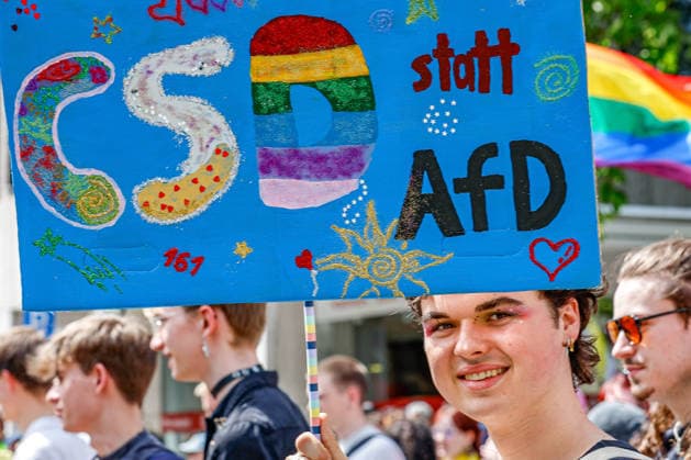 CSD Hannover 2026 - Motto: Wir schreiben Zukunft: Gleichberechtigt. Selbstbestimmt. Queer. Teilnehmender mit Schild CSD statt AfD Hannover Georgsstraße Niedersachsen, Region Hannover Germany *** CSD Hannover 2026 motto We write the future Equal rights Self-determined Queer participant with sign CSD instead of AfD Hannover Georgsstraße Lower Saxony, Hannover region Germany