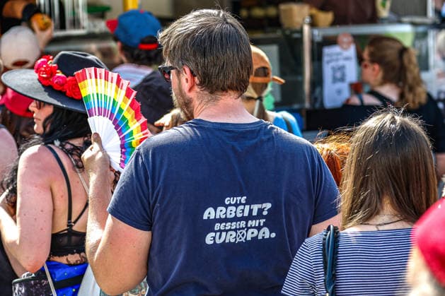 CSD Hannover 2026 - Motto: Wir schreiben Zukunft: Gleichberechtigt. Selbstbestimmt. Queer. Teilnehmende des CSD Hannover 2026 am Opernplatz. Hannover Opernplatz Niedersachsen, Region Hannover Germany *** CSD Hannover 2026 Motto We write the future Equal rights Self-determined Queer Participants of CSD Hannover 2026 at Opernplatz Hannover Opernplatz Lower Saxony, Region Hannover Germany