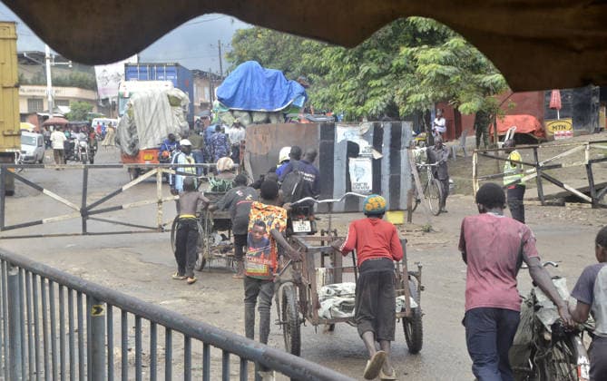 Uganda stepped up measures along the DKC border to combat the Ebola outbreak MPONDWE, UGANDA - MAY 23: Health teams screen travelers and vehicles entering the country for Ebola as precautions has been stepped up at the Mpondwe Border Crossing on the border with the Democratic Republic of the Congo (DRC) following a rise in Ebola cases in Mpondwe, Uganda on May 23, 2026. Nicholas Kajoba Anadolu Mpondwe Uganda. Editorial use only. Please get in touch for any other usage.  Copyright: x2026xAnadoluxNicholasxKajobax