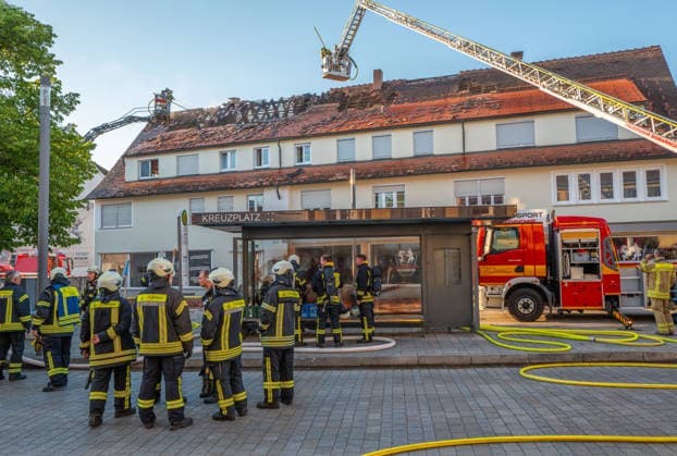 Mengen Brand in Mengen Innstadt. Brand in Obergeschoss - Dachstuhl ausgebrannt. Brand in Mengen Innstadt am fruehen morgen gegen 5 Uhr. Brand in Obergeschoss - Dachstuhl ausgebrannt. Personen durch Feuerwehr aus dem Haus gebracht. Nach Aussage 1 verletzte Person. *** Mengen Fire in Mengen Innstadt Fire in upper floor roof truss burnt out Fire in Mengen Innstadt early this morning around 5 oclock Fire in upper floor roof truss burnt out Persons taken out of the house by fire department According to statement 1 injured person Copyright: xEibner-Pressefotox EP_EER