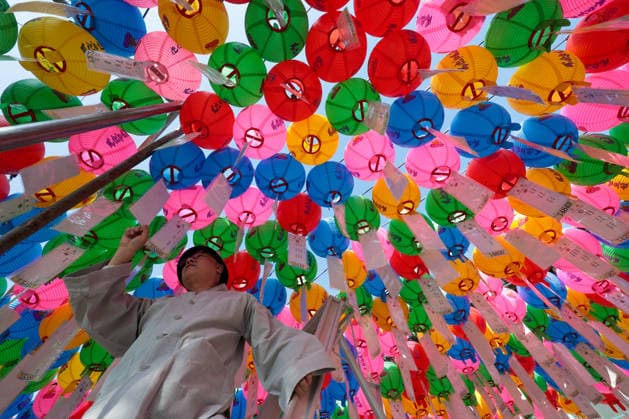 News Bilder des Tages Buddha s Birthday celebrations in South Korea A Buddhist monk checks the names of followers attached to lotus lanterns ahead of a service celebrating Buddha s Birthday at a temple in Incheon, South Korea, on May 24, 2026. Incheon South Korea  Copyright: xMatrixxImagesx xJungxUi-Chelx