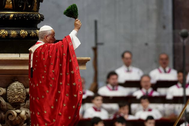 IPA85030690 - Vatican City, May 24, 2026: Solemn celebration of the Mass of Pentecost presided over by Pope Leo XIV at the central altar of St. Peter s Basilica. Thousands of faithful took part in the liturgy dedicated to the descent of the Holy Spirit, a central moment in Christian tradition and a symbol of unity and renewal for the universal Church.  Copyright: xmarcoxiacobuccix xmarcoxiacobuccix 85030690