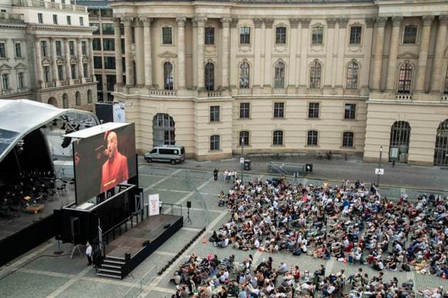 ABB STAATSOPER- Uebersicht Bebelplatz Besucher Zuschauer Buehne Monitor bei der 20 Jubilaeums Ausgabe Staatsoper fuer Alle mit Giuseppe Verdis Oper Nabucco Freilicht Oper Konzert der Staatsoper Bebelplatz in Berlin am 23.05.2026 Berlin Deutschland *** ABB STAATSOPER Uebersicht Bebelplatz Besucher Zuschauer Buehne Monitor at the 20th anniversary edition Staatsoper fuer Alle with Giuseppe Verdis opera Nabucco Freilicht Oper Konzert der Staatsoper Bebelplatz in Berlin am 23 05 2026 Berlin Germany