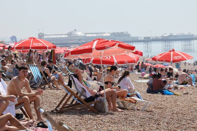 . 24 05 2026. Brighton , United Kingdom. Visitors enjoy the hot weather in Brighton as the UK heatwave continues.  xStephenxLockx xi-Imagesx IIM-26788-0003