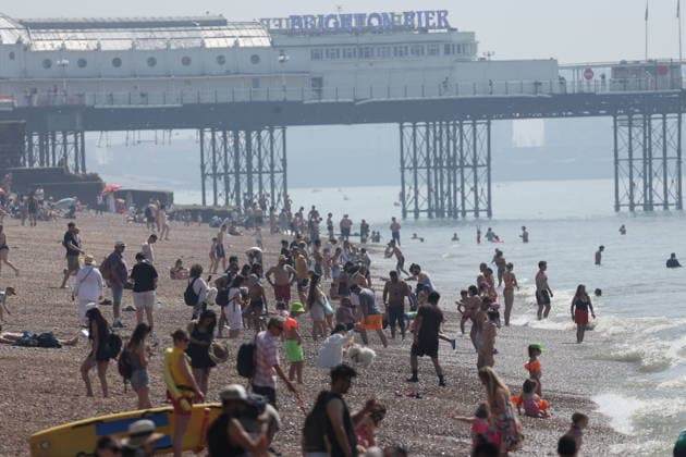. 24 05 2026. Brighton , United Kingdom. Visitors enjoy the hot weather in Brighton as the UK heatwave continues.  xStephenxLockx xi-Imagesx IIM-26788-0005