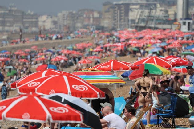 . 24 05 2026. Brighton , United Kingdom. Visitors enjoy the hot weather in Brighton as the UK heatwave continues.  xStephenxLockx xi-Imagesx IIM-26788-0022