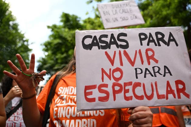 May 24, 2026, Madrid, Madrid, Spain: Thousands of demonstrators march through central Madrid to demand affordable housing and protest against rising rental prices, as the Spanish capital joins nationwide mobilizations calling for stronger housing protections and access to decent homes. Madrid Spain  - ZUMAd308 20260524_zsp_d308_011 Copyright: xJuanxCarlosxLucasx
