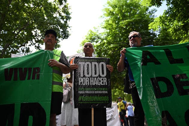 May 24, 2026, Madrid, Madrid, Spain: Thousands of demonstrators march through central Madrid to demand affordable housing and protest against rising rental prices, as the Spanish capital joins nationwide mobilizations calling for stronger housing protections and access to decent homes. Madrid Spain  - ZUMAd308 20260524_zsp_d308_015 Copyright: xJuanxCarlosxLucasx