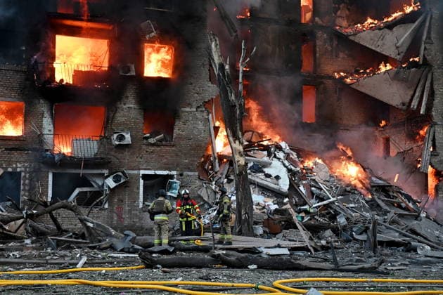 Russia targets Ukrainian capital Kyiv with ballistic missiles - 24 May 2026 Firefighters work at the scene of a fire in a destroyed apartment building as a result of a Russian missile attack. A large ballistic missile attack pounded Kyiv early on May 24, authorities said, wounding at least five people after Moscow threatened retaliation for strikes in Russian-occupied eastern Ukraine. Kyiv Ukraine Copyright: xAleksandrxGusevx xSOPAxImagesx Oleksandr_Gusev_balistic_Kyiv_20260524(4)