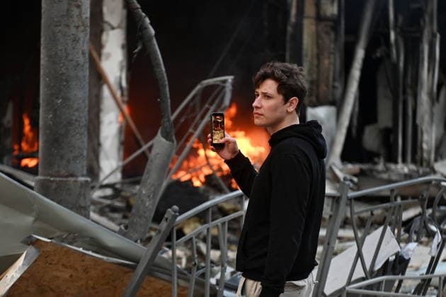 Russia targets Ukrainian capital Kyiv with ballistic missiles - 24 May 2026 A man takes a photo of a fire in a heavily damaged building after Russian strikes in Kyiv. A large ballistic missile attack pounded Kyiv early on May 24, authorities said, wounding at least five people after Moscow threatened retaliation for strikes in Russian-occupied eastern Ukraine. Kyiv Ukraine Copyright: xAleksandrxGusevx xSOPAxImagesx Oleksandr_Gusev_balistic_Kyiv_20260524(9)